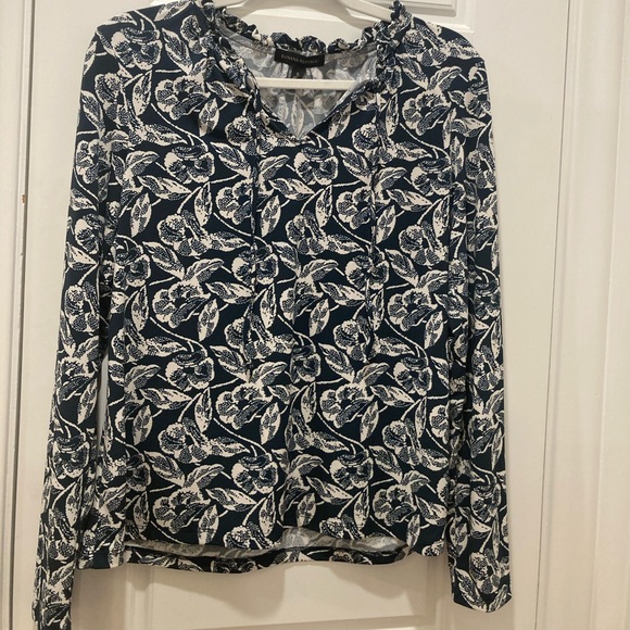 Cute stretchy top! - Picture 2 of 8